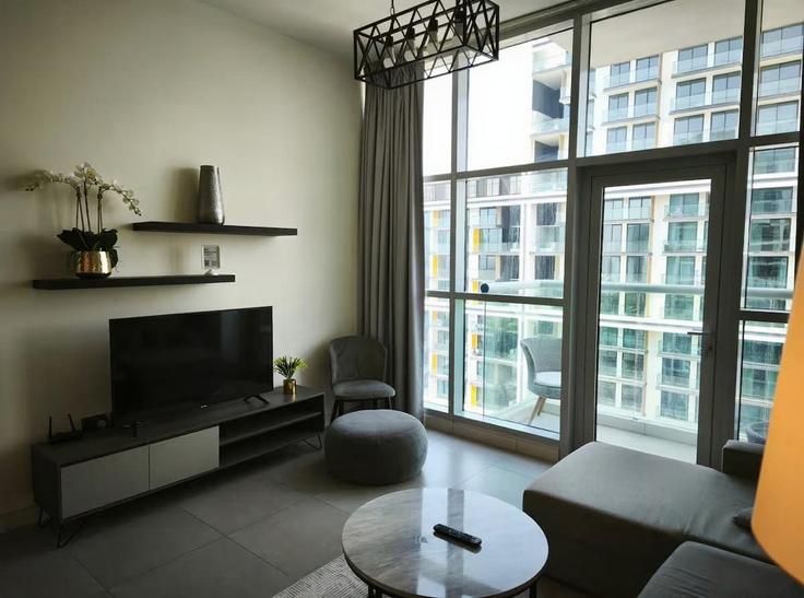 Elegant gestaltetes Wohnzimmer mit moderner Einrichtung in einer Wohnung im Building Kahraba North West - viberentdxb - 1467205 in Al Barsha South Fourth, Dubai Elegant gestaltetes Wohnzimmer mit moderner Einrichtung in einer Wohnung im Building Kahraba North West - viberentdxb - 1467205 in Al Barsha South Fourth, Dubai