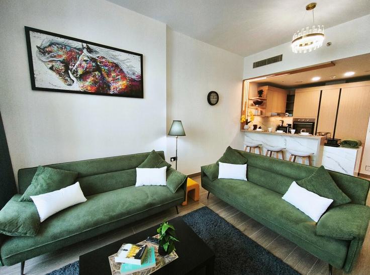 Elegant gestaltetes Wohnzimmer mit moderner Einrichtung in einer Wohnung im Building Bijada Boulevard South - viberentdxb - 1467200 in Al Barsha South Fourth, Dubai