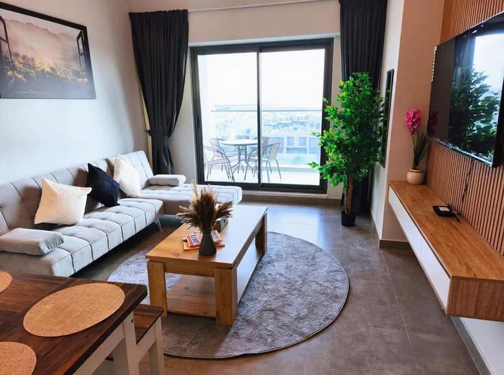 Elegante sala de estar con mobiliario moderno en un apartamento en Building Tariaq Bedon Esm - viberentdxb - 1467193 en Madinat Al Mataar, Dubai