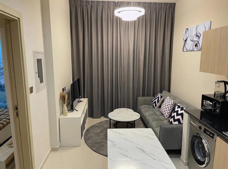 Salle de séjour élégante avec mobilier moderne dans un appartement à Building Tariaq Bedon Esm - viberentdxb - 1467191 à Madinat Hind 4, Dubai