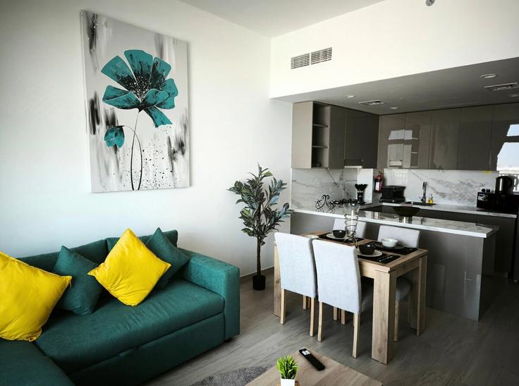 Elegant gestaltetes Wohnzimmer mit moderner Einrichtung in einer Wohnung im Building Yalayis Street/Jebel Ali-Al Hibab Road - viberentdxb - 1467202 in Jebel Ali Village, Dubai Elegant gestaltetes Wohnzimmer mit moderner Einrichtung in einer Wohnung im Building Yalayis Street/Jebel Ali-Al Hibab Road - viberentdxb - 1467202 in Jebel Ali Village, Dubai