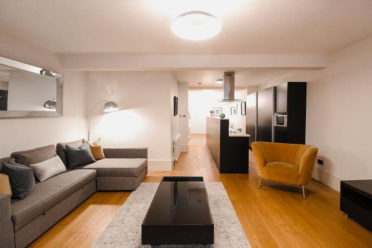 Sala de estar elegantemente projetada com móveis modernos em um apartamento no Building D'Arblay Street - vico - 1515862 em City of Westminster, London Sala de estar elegantemente projetada com móveis modernos em um apartamento no Building D'Arblay Street - vico - 1515862 em City of Westminster, London