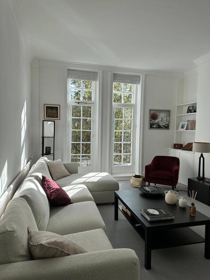 Elegantly designed living room with modern furnishings in an apartment at Building Tite Street - vico - 1515845 in Royal Borough of Kensington and Chelsea, London