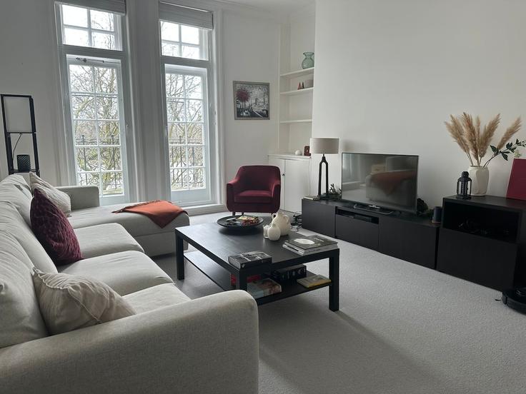 Salle de séjour élégante avec mobilier moderne dans un appartement à Building Tite Street - vico - 1515845 à Royal Borough of Kensington and Chelsea, London