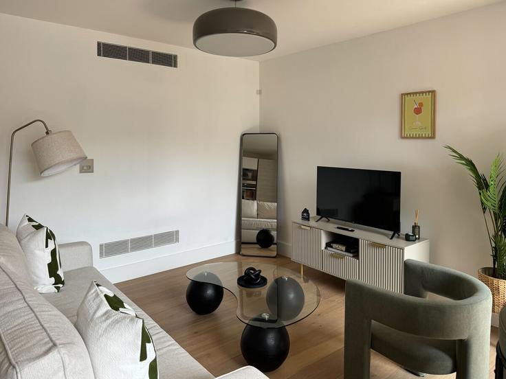 Sala de estar elegantemente projetada com móveis modernos em um apartamento no Building Richmond Buildings - vico - 1515868 em City of Westminster, London Sala de estar elegantemente projetada com móveis modernos em um apartamento no Building Richmond Buildings - vico - 1515868 em City of Westminster, London