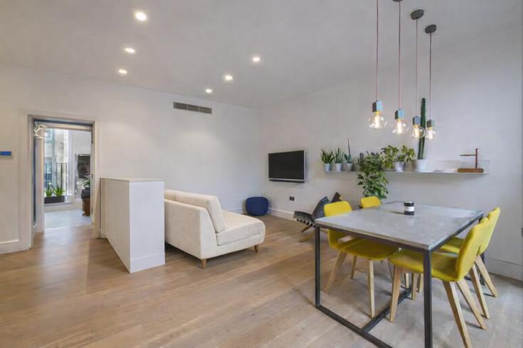 Sala de estar elegantemente projetada com móveis modernos em um apartamento no Building Richmond Buildings - vico - 1515861 em City of Westminster, London Sala de estar elegantemente projetada com móveis modernos em um apartamento no Building Richmond Buildings - vico - 1515861 em City of Westminster, London