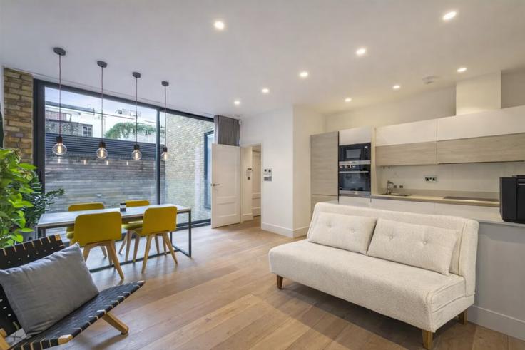 Sala de estar elegantemente projetada com móveis modernos em um apartamento no Building Richmond Buildings - vico - 1515861 em City of Westminster, London