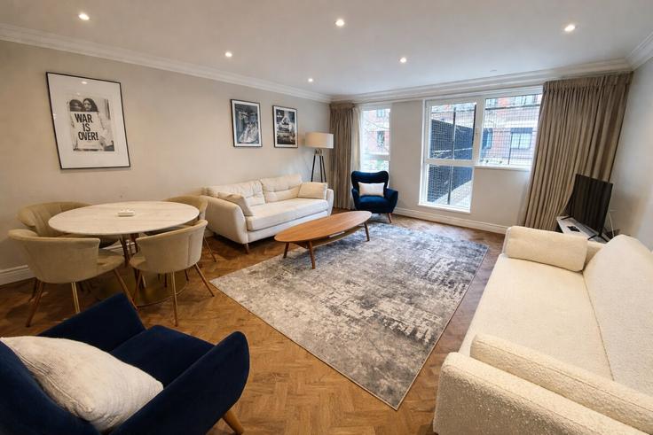 Building Martlett Court - vico - 1515865 adresindeki bir dairede modern mobilyalarla zarif bir şekilde tasarlanmış oturma odası London Borough of Camden, London