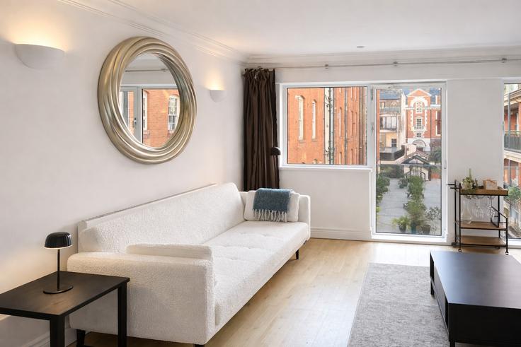 Elegante sala de estar con mobiliario moderno en un apartamento en Building Martlett Court - vico - 1515847 en City of Westminster, London