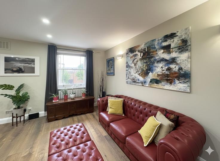 Salle de séjour élégante avec mobilier moderne dans un appartement à Building Inverness Terrace - vico - 1515854 à City of Westminster, London
