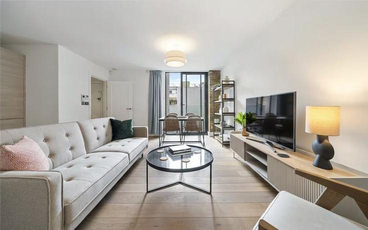 Sala de estar elegantemente projetada com móveis modernos em um apartamento no Building Richmond Buildings - vico - 1515840 em City of Westminster, London Sala de estar elegantemente projetada com móveis modernos em um apartamento no Building Richmond Buildings - vico - 1515840 em City of Westminster, London