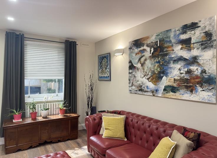 Salle de séjour élégante avec mobilier moderne dans un appartement à Building Inverness Terrace - vico - 1515846 à City of Westminster, London