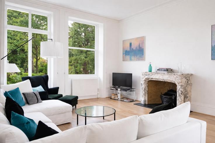 Salle de séjour élégante avec mobilier moderne dans un appartement à Building Earls Court Square - vico - 1515849 à Royal Borough of Kensington and Chelsea, London