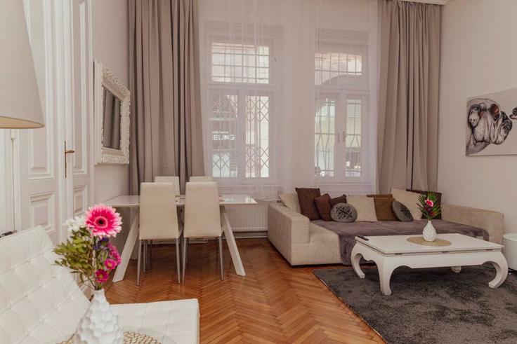 Vienna ViennaのBuilding Heiligenstädter Straße - viennainvites - 1507267のアパートメントにある、モダンな家具を備えたエレガントなデザインのリビングルーム