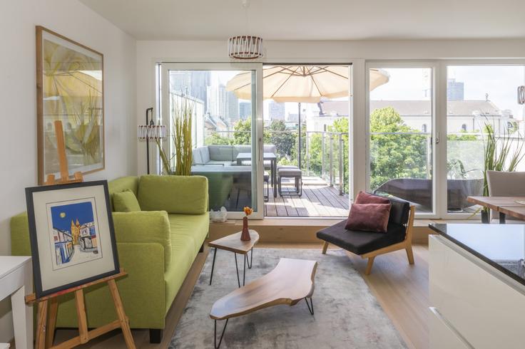 Elegant gestaltetes Wohnzimmer mit moderner Einrichtung in einer Wohnung im Building Schüttaustraße - viennainvites - 1507271 in Vienna, Vienna