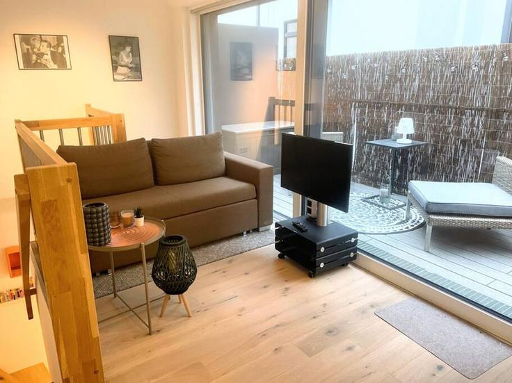 Elegant gestaltetes Wohnzimmer mit moderner Einrichtung in einer Wohnung im Building Vogelsanggasse - viennainvites - 1507272 in Vienna, Vienna