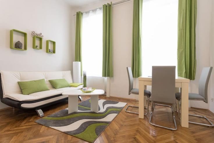 Elegant gestaltetes Wohnzimmer mit moderner Einrichtung in einer Wohnung im Building Göschlgasse - viennainvites - 1507250 in Vienna, Vienna