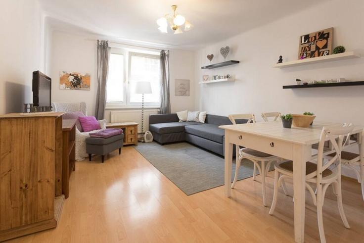 Sala de estar elegantemente projetada com móveis modernos em um apartamento no Building Tiefer Graben - viennainvites - 1507251 em Vienna, Vienna Sala de estar elegantemente projetada com móveis modernos em um apartamento no Building Tiefer Graben - viennainvites - 1507251 em Vienna, Vienna