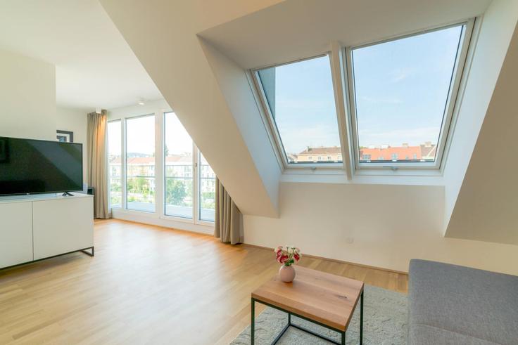 Sala de estar elegantemente projetada com móveis modernos em um apartamento no Building Hietzinger Kai - viennaresidences - 1049184 - VIE em Vienna, Vienna