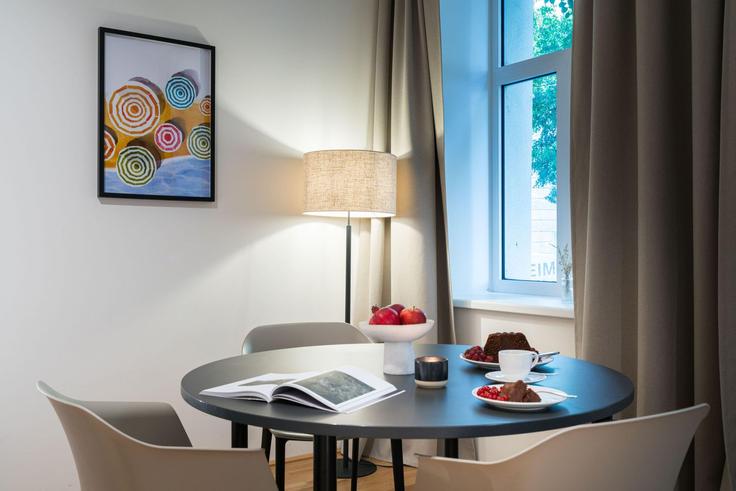 Esstisch mit stilvollen Stühlen in einer Wohnung im Building Stuwerstraße - viennaresidences - 1049207 - VIE in Vienna, Vienna