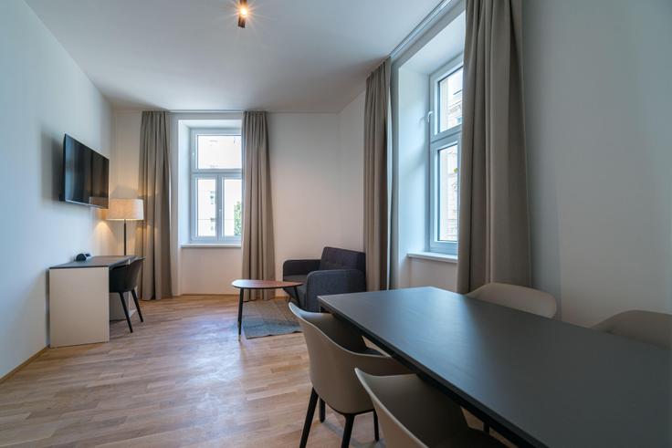 Elegante sala de estar con mobiliario moderno en un apartamento en Building Stuwerstraße - viennaresidences - 1049220 - VIE en Vienna, Vienna