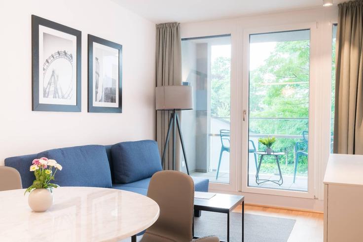 Sala de estar elegantemente projetada com móveis modernos em um apartamento no Building Hietzinger Kai - viennaresidences - 1049280 - VIE em Vienna, Vienna