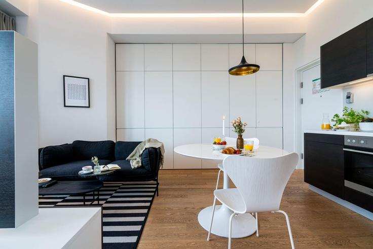 Elegant gestaltetes Wohnzimmer mit moderner Einrichtung in einer Wohnung im Building Wienerbergstraße - viennaresidences - 1242224 - VIE in Vienna, Vienna