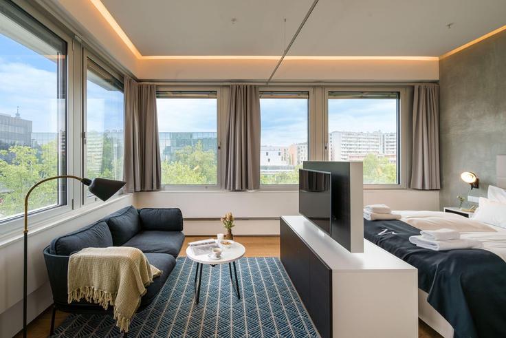 Vienna, Vienna에 위치한 Building Wienerbergstraße - viennaresidences - 1242266 - VIE 유닛의 세련된 인테리어가 돋보이는 거실 Vienna, Vienna에 위치한 Building Wienerbergstraße - viennaresidences - 1242266 - VIE 유닛의 세련된 인테리어가 돋보이는 거실