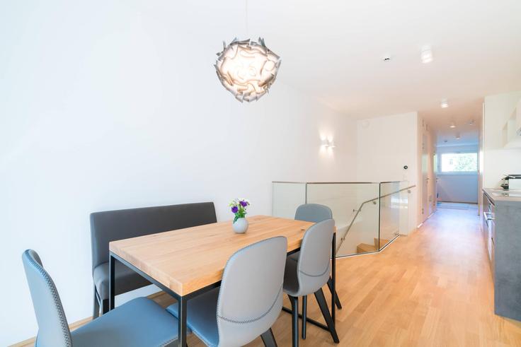 Mesa de jantar com cadeiras elegantes em um apartamento no Building Hietzinger Kai - viennaresidences - 1049187 - VIE em Vienna, Vienna
