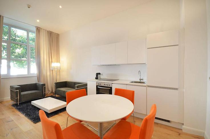 Elegant gestaltetes Wohnzimmer mit moderner Einrichtung in einer Wohnung im Building Cranachstraße - viennaresidences - 1049231 - BER in Frankfurt, Frankfurt Elegant gestaltetes Wohnzimmer mit moderner Einrichtung in einer Wohnung im Building Cranachstraße - viennaresidences - 1049231 - BER in Frankfurt, Frankfurt