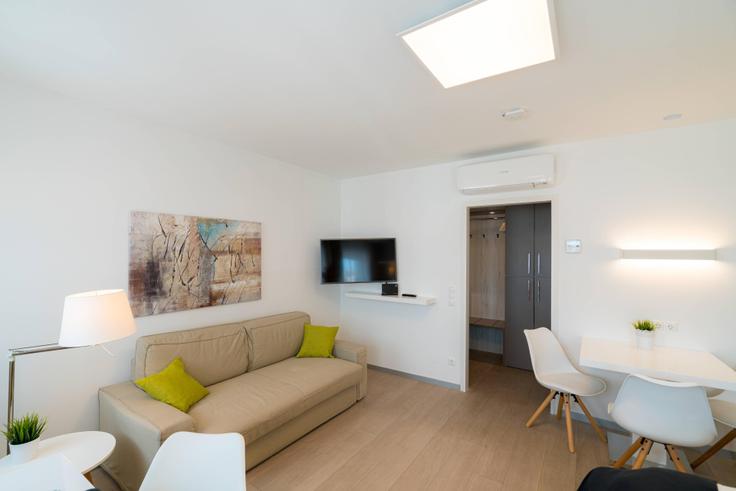 Sala de estar elegantemente projetada com móveis modernos em um apartamento no Building Salmgasse - viennaresidences - 1049271 - VIE em Vienna, Vienna