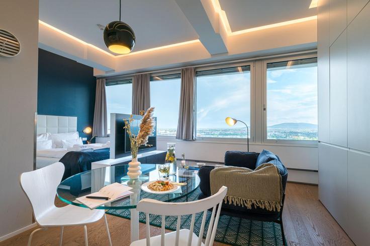 Vienna, Vienna에 위치한 Building Wienerbergstraße - viennaresidences - 1242216 - VIE 유닛의 세련된 인테리어가 돋보이는 거실 Vienna, Vienna에 위치한 Building Wienerbergstraße - viennaresidences - 1242216 - VIE 유닛의 세련된 인테리어가 돋보이는 거실