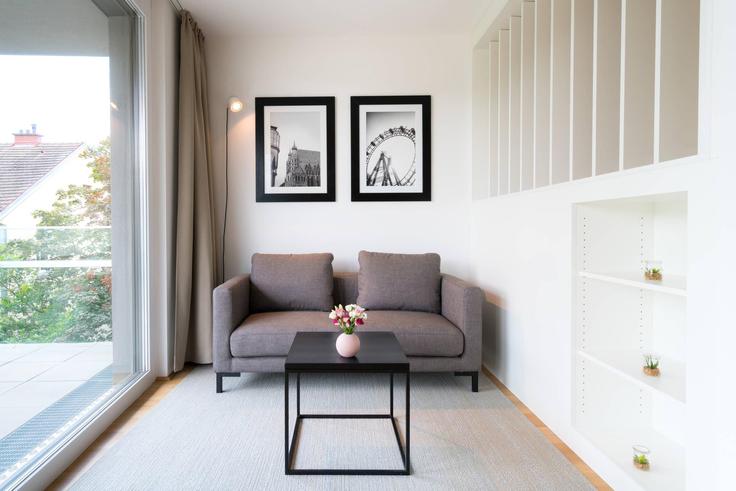 Sala de estar elegantemente projetada com móveis modernos em um apartamento no Building Hietzinger Kai - viennaresidences - 1049277 - VIE em Vienna, Vienna