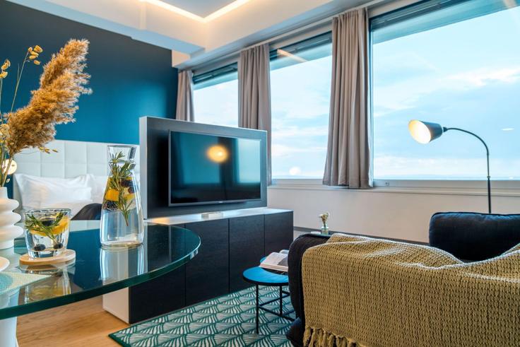 Sala de estar elegantemente projetada com móveis modernos em um apartamento no Building Wienerbergstraße - viennaresidences - 1242254 - VIE em Vienna, Vienna Sala de estar elegantemente projetada com móveis modernos em um apartamento no Building Wienerbergstraße - viennaresidences - 1242254 - VIE em Vienna, Vienna