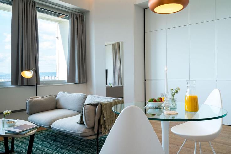 Sala de estar elegantemente projetada com móveis modernos em um apartamento no Building Wienerbergstraße - viennaresidences - 1242257 - VIE em Vienna, Vienna Sala de estar elegantemente projetada com móveis modernos em um apartamento no Building Wienerbergstraße - viennaresidences - 1242257 - VIE em Vienna, Vienna