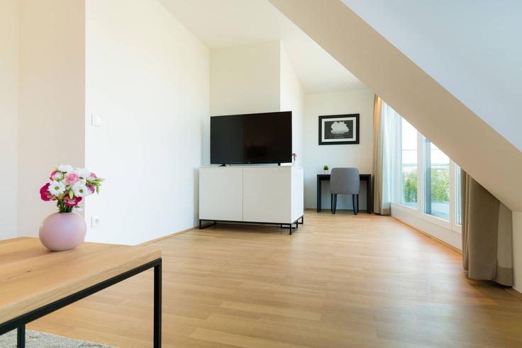 Vienna ViennaのBuilding Hietzinger Kai - viennaresidences - 1049184 - VIEのアパートメントにある、モダンな家具を備えたエレガントなデザインのリビングルーム