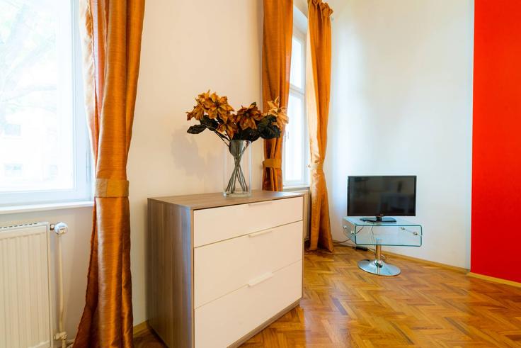 Elegant gestaltetes Wohnzimmer mit moderner Einrichtung in einer Wohnung im Building Auhofstraße - viennaresidences - 1049248 - VIE in Vienna, Vienna