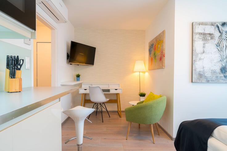 Sala de estar elegantemente projetada com móveis modernos em um apartamento no Building Salmgasse - viennaresidences - 1049272 - VIE em Vienna, Vienna Sala de estar elegantemente projetada com móveis modernos em um apartamento no Building Salmgasse - viennaresidences - 1049272 - VIE em Vienna, Vienna