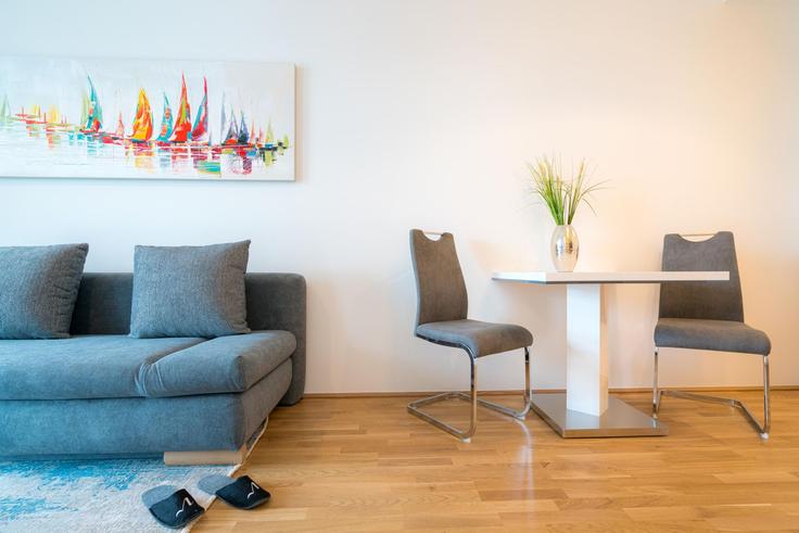 Elegant gestaltetes Wohnzimmer mit moderner Einrichtung in einer Wohnung im Building Simon-Wiesenthal-Gasse - viennaresidences - 1049192 - VIE in Vienna, Vienna
