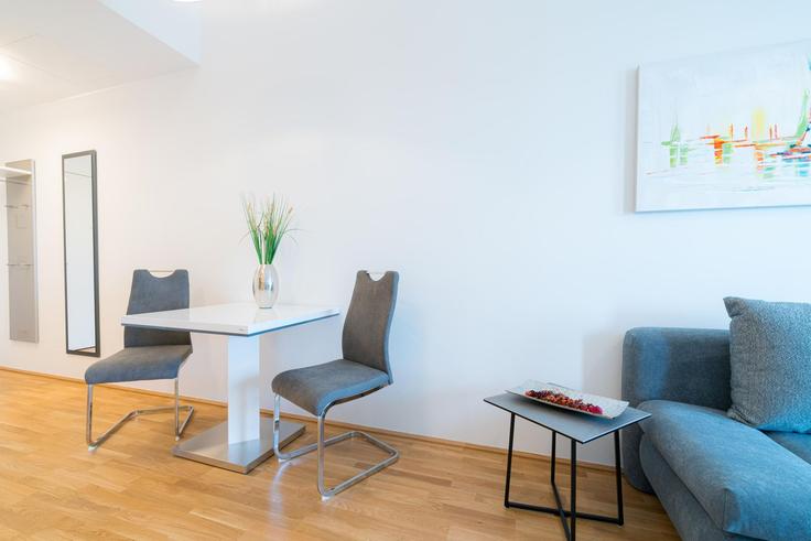 Elegant gestaltetes Wohnzimmer mit moderner Einrichtung in einer Wohnung im Building Simon-Wiesenthal-Gasse - viennaresidences - 1049262 - VIE in Vienna, Vienna
