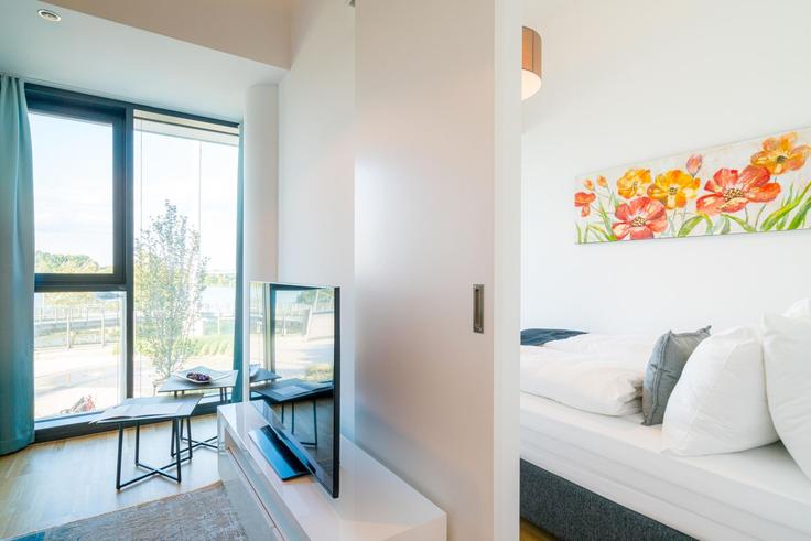 Elegant gestaltetes Wohnzimmer mit moderner Einrichtung in einer Wohnung im Building Simon-Wiesenthal-Gasse - viennaresidences - 1049258 - VIE in Vienna, Vienna