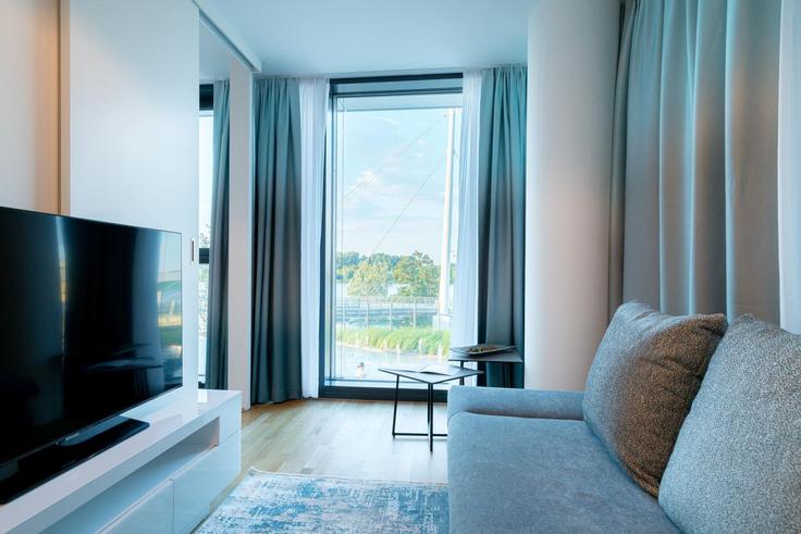Sala de estar elegantemente projetada com móveis modernos em um apartamento no Building Simon-Wiesenthal-Gasse - viennaresidences - 1049257 - VIE em Vienna, Vienna