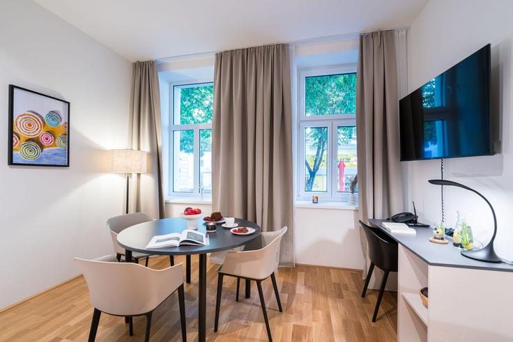 Elegante sala de estar con mobiliario moderno en un apartamento en Building Stuwerstraße - viennaresidences - 1049208 - VIE en Vienna, Vienna Elegante sala de estar con mobiliario moderno en un apartamento en Building Stuwerstraße - viennaresidences - 1049208 - VIE en Vienna, Vienna