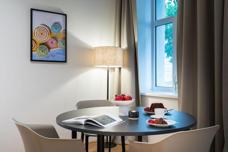 Esstisch mit stilvollen Stühlen in einer Wohnung im Building Stuwerstraße - viennaresidences - 1049207 - VIE in Vienna, Vienna