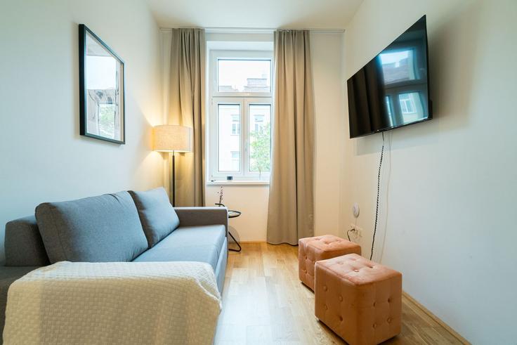 Sala de estar elegantemente projetada com móveis modernos em um apartamento no Building Stuwerstraße - viennaresidences - 1049200 - VIE em Vienna, Vienna