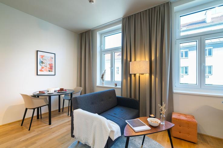 Vienna ViennaのBuilding Stuwerstraße - viennaresidences - 1049201 - VIEのアパートメントにある、モダンな家具を備えたエレガントなデザインのリビングルーム Vienna ViennaのBuilding Stuwerstraße - viennaresidences - 1049201 - VIEのアパートメントにある、モダンな家具を備えたエレガントなデザインのリビングルーム
