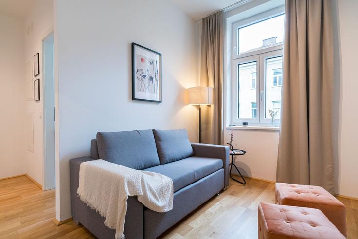 Elegante sala de estar con mobiliario moderno en un apartamento en Building Stuwerstraße - viennaresidences - 1049216 - VIE en Vienna, Vienna Elegante sala de estar con mobiliario moderno en un apartamento en Building Stuwerstraße - viennaresidences - 1049216 - VIE en Vienna, Vienna