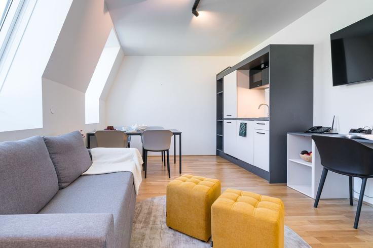 Elegante sala de estar con mobiliario moderno en un apartamento en Building Stuwerstraße - viennaresidences - 1049196 - VIE en Vienna, Vienna