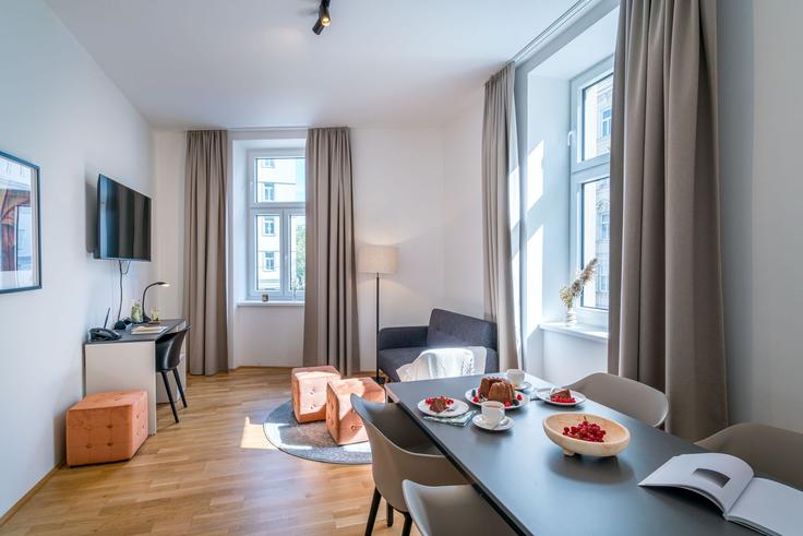 Sala de estar elegantemente projetada com móveis modernos em um apartamento no Building Stuwerstraße - viennaresidences - 1049220 - VIE em Vienna, Vienna