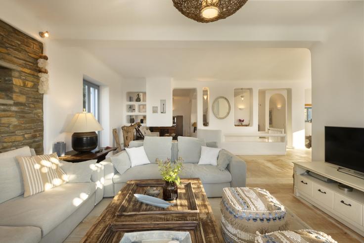 Elegant gestaltetes Wohnzimmer mit moderner Einrichtung in einer Wohnung im Building Piso Gialia - vilaman-ike-avantio - 1224464 - ATH in Andros, Andros Elegant gestaltetes Wohnzimmer mit moderner Einrichtung in einer Wohnung im Building Piso Gialia - vilaman-ike-avantio - 1224464 - ATH in Andros, Andros
